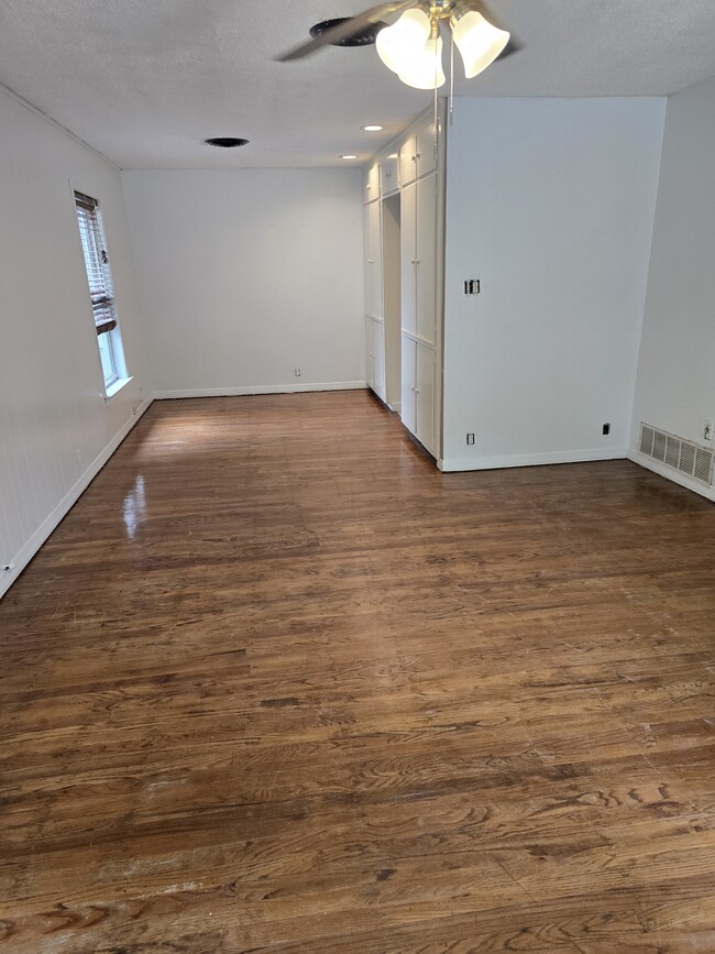 Building Photo - 1620 Oakwood St