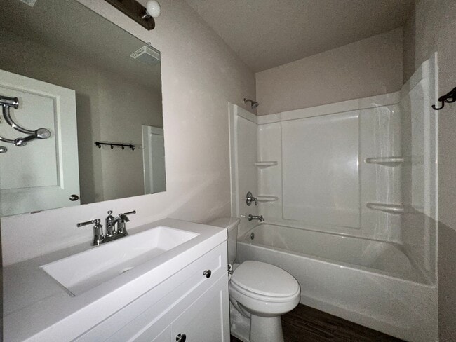 Building Photo - Pre leasing now for 4/1/2026