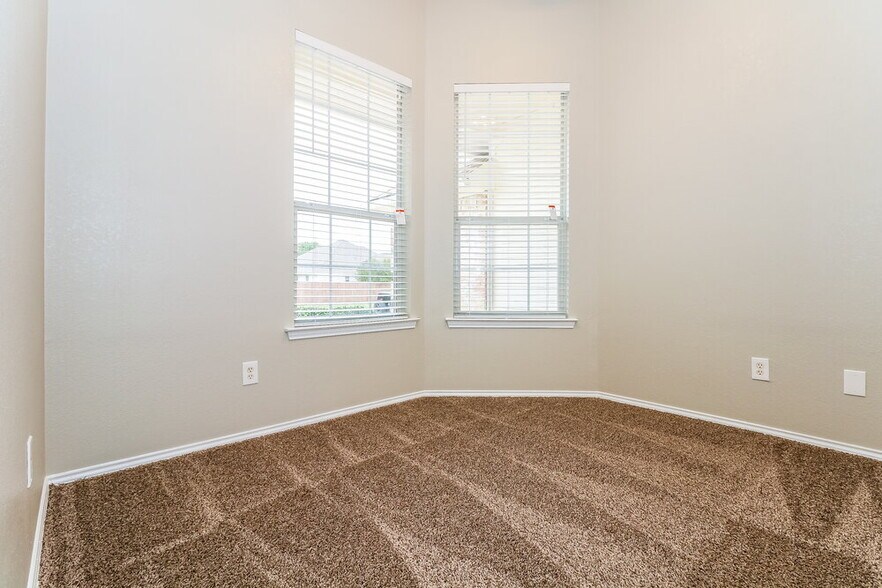 Building Photo - 621 Pleasant Valley Dr