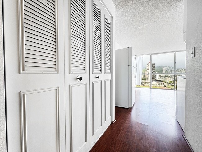 Building Photo - Waikiki Condo with One Assigned Parking Space