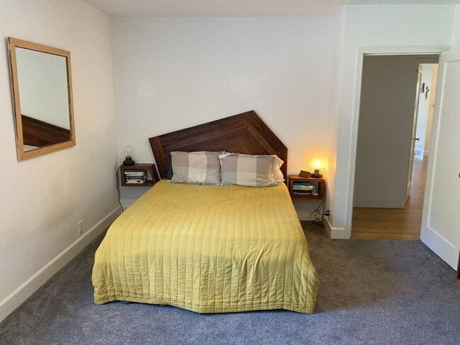 Building Photo - Beautiful Home Walking Distance To Town an...