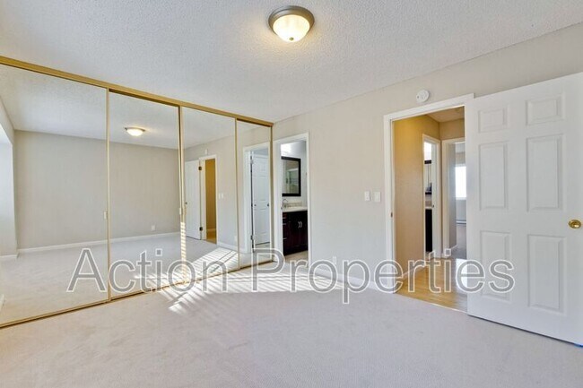 Building Photo - 3041 Kaiser Dr