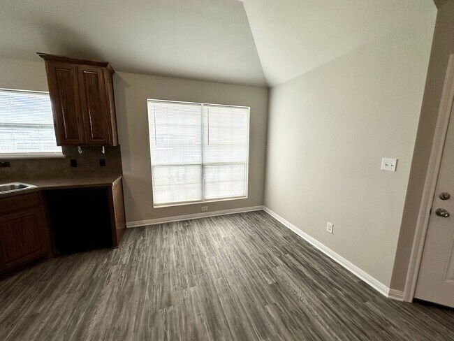 Building Photo - Charming home in Midway ISD.