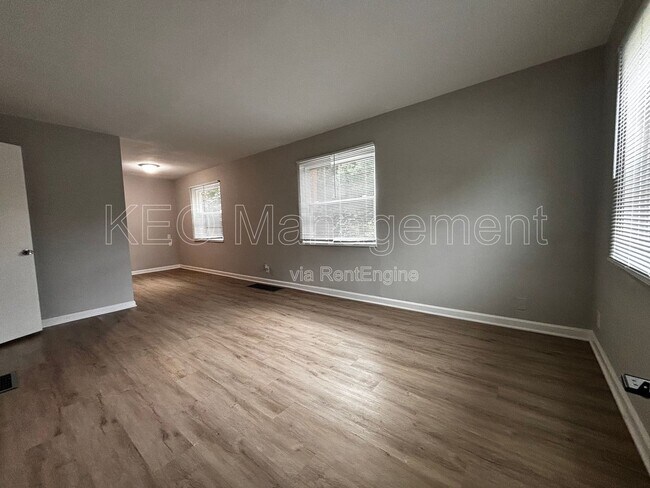 Building Photo - 516 East Dr