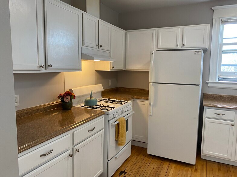 Tons of space and cabinets - 3228 3rd Ave S