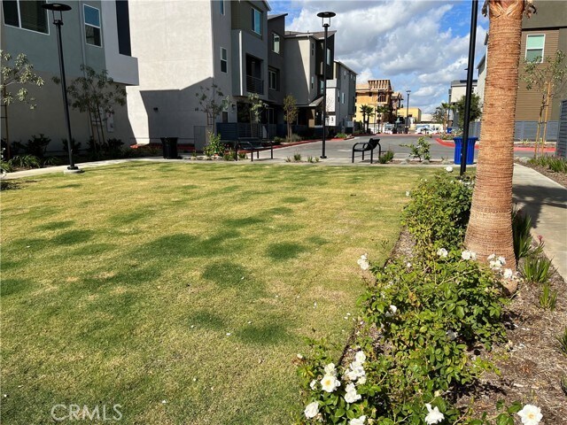 Building Photo - 913 E 2nd St