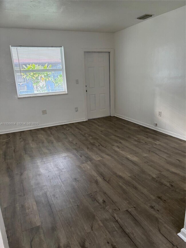 Building Photo - 2520 NE 181st St