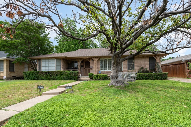 Building Photo - 6525 E Mockingbird Ln