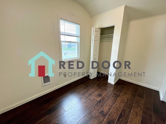 Building Photo - 1405 Duplex SQD LLC -E