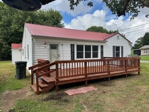 Building Photo - 4 Bedroom 1 Bathroom Home Located in Greeneville, TN