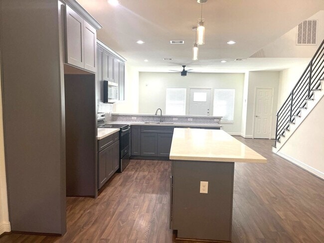 Building Photo - 4913 Southwind St