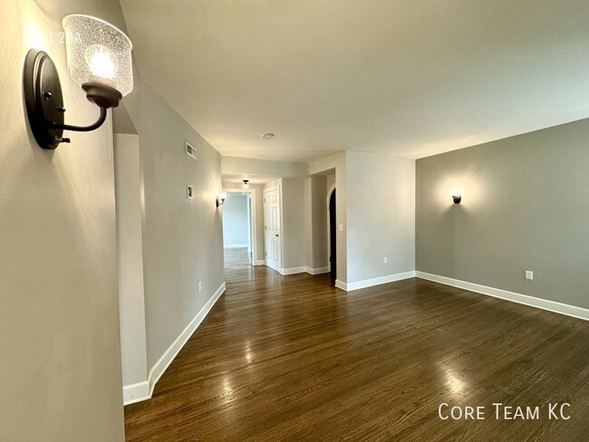 Building Photo - Gorgeous 3 Bedroom in Heart of West Plaza