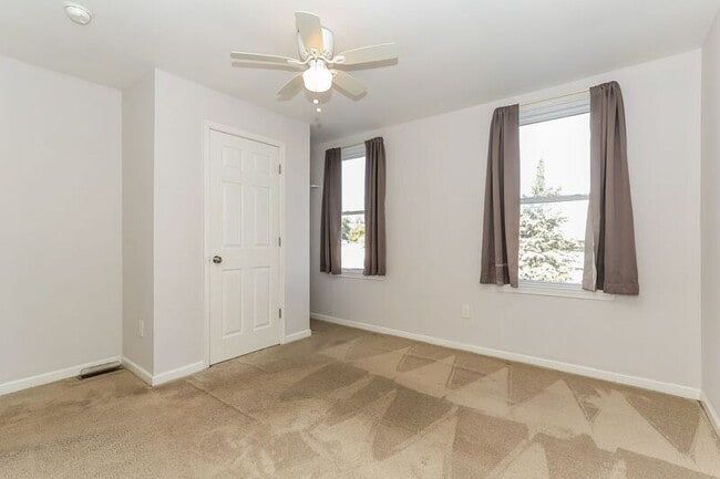 Building Photo - 551 Summit St