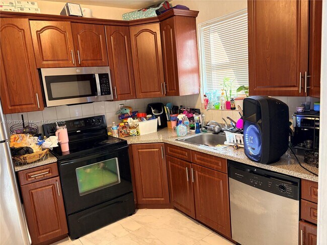 Building Photo - 1560 NW 25th Ave