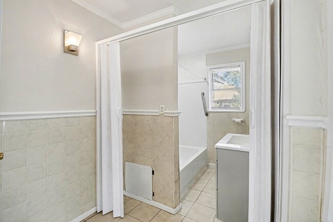 Building Photo - 5711 Ridgeway Dr