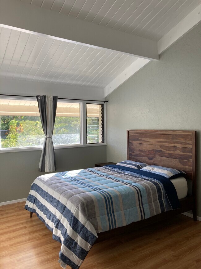 Master bedroom with queen bed. Kona Coffee and sunrise views. - 79-7199 Mamalahoa Hwy