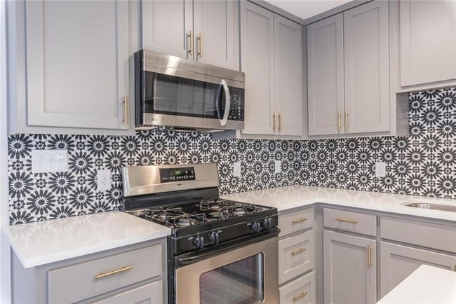 Building Photo - 505 W 7th St