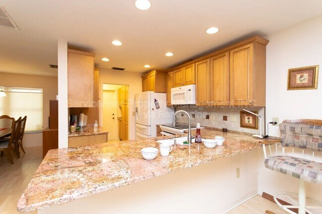 Building Photo - 423 Whispering Oaks Ct