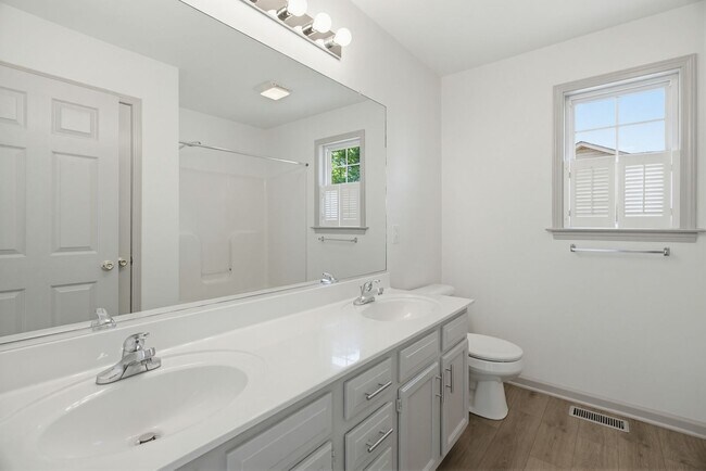 Building Photo - Beautifully Updated 3 bedroom, 2 bathroom Brick Ranch in Lexington