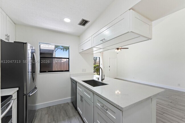 Building Photo - 2025 SW 82nd Ave