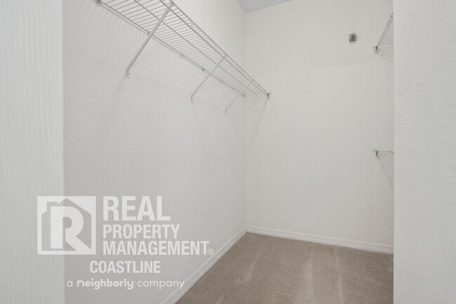 Building Photo - **50% Off First Month's Rent** - Flexible Lease: Seasonal OR Annual Furnished OR Unfurnished