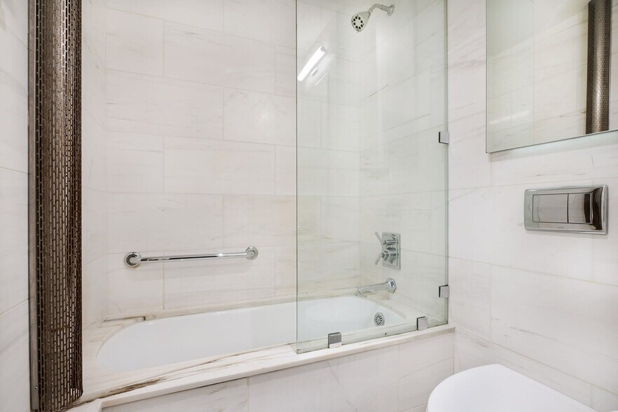 Building Photo - 240 W 73rd St