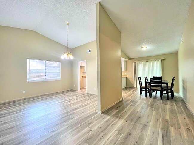 Building Photo - 2826 San Ramon Dr