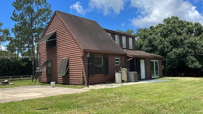 Building Photo - 16059 Wiltshire Dr E