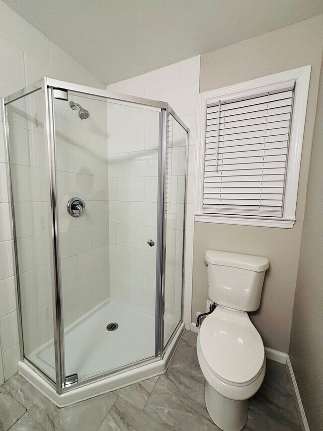 Building Photo - Move-In Ready Ranch in the Heart of Elgin!