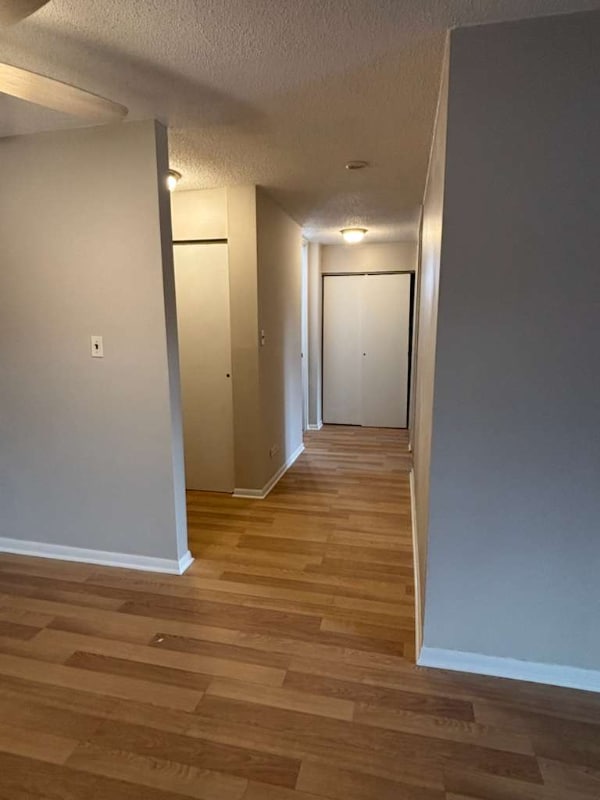 Building Photo - 16 E Old Willow Rd