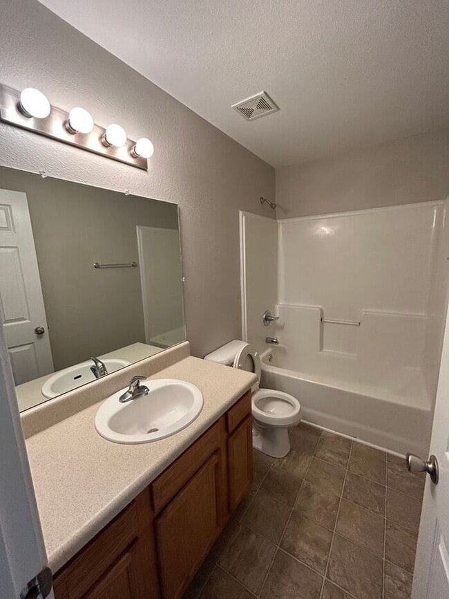 Building Photo - 2 Bed, 1.5 Bath Townhome *Near Fort Campbell*