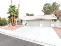 Building Photo - Discover Comfort and Convenience!