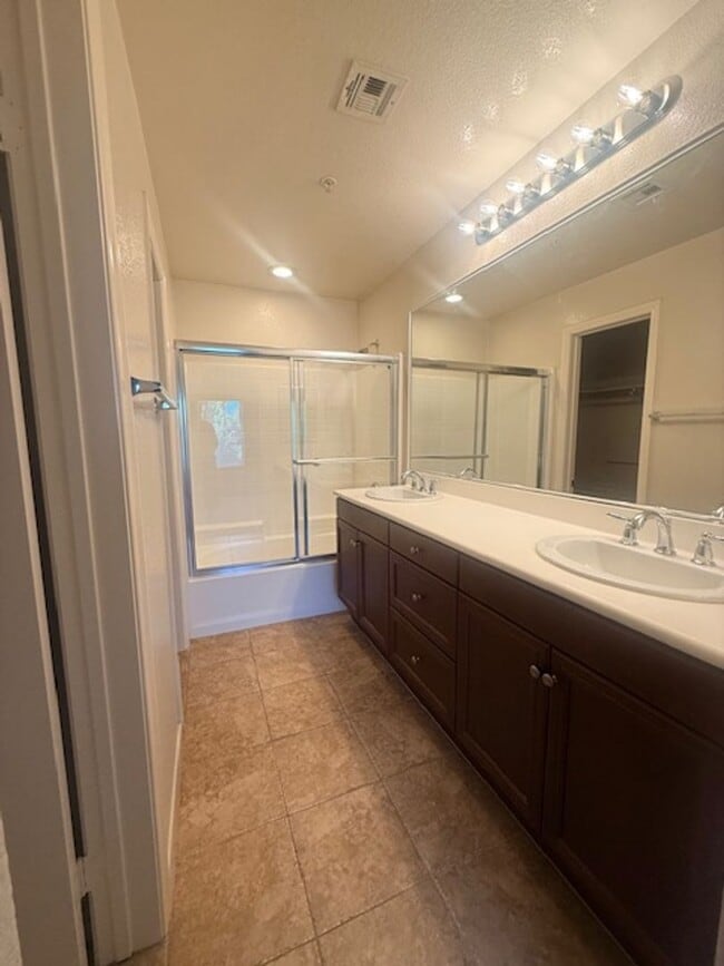 Building Photo - Lovely Otay Ranch townhome