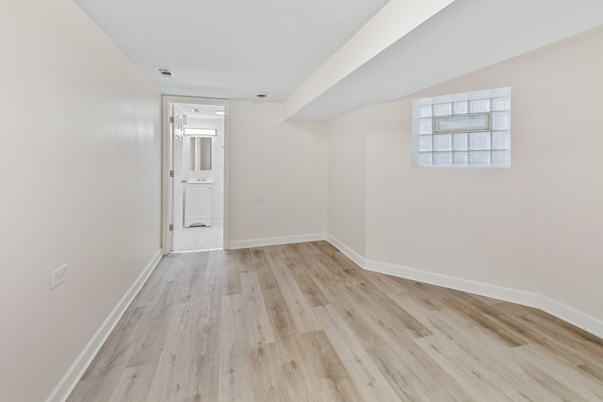 Building Photo - 1346 N Maplewood Ave