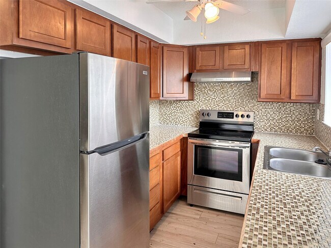 Building Photo - 2580 Coral Springs Dr