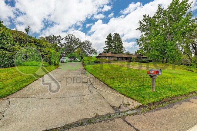 Building Photo - 9635 Oak Leaf Way