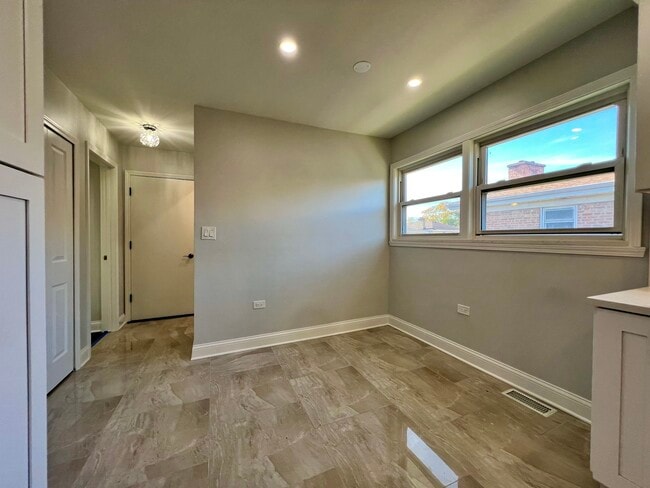 Building Photo - 3335 W Pratt Ave