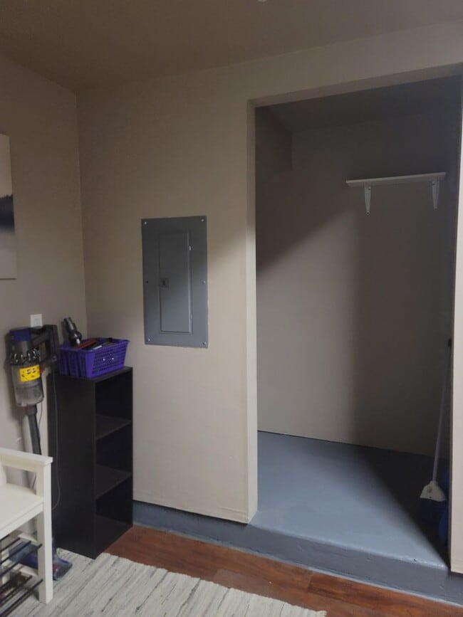 Building Photo - Cozy condo with roof top balcony in Downtown Sacramento