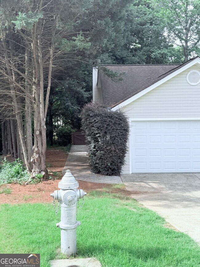 Building Photo - 324 Amelia Garden Way SE