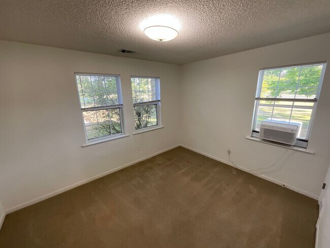 Building Photo - Beautiful 4/2 Frame Home in Marianna on Well