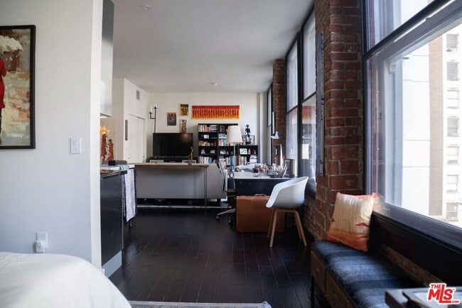 Building Photo - 460 S Spring St