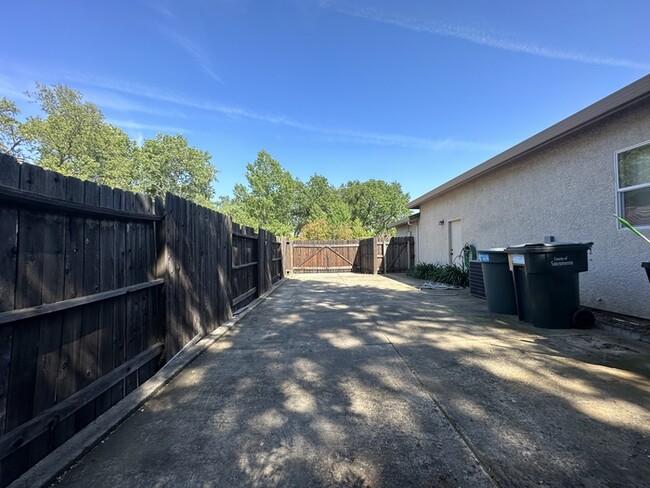 Building Photo - Beautiful, newly remodeled home in Fair Oaks!