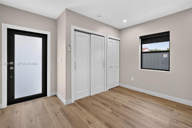 Building Photo - 1011 NW 30th Ct