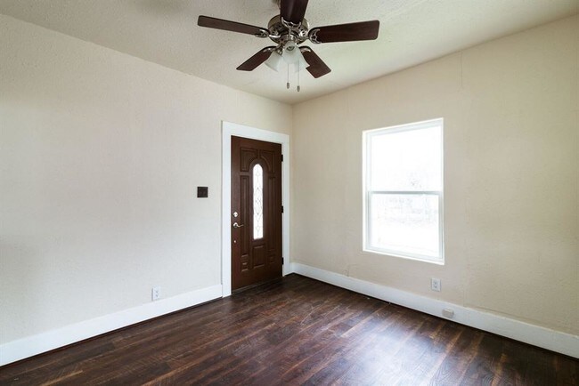 Tons of natural light and hardwood floors thr - 3811 Fox St