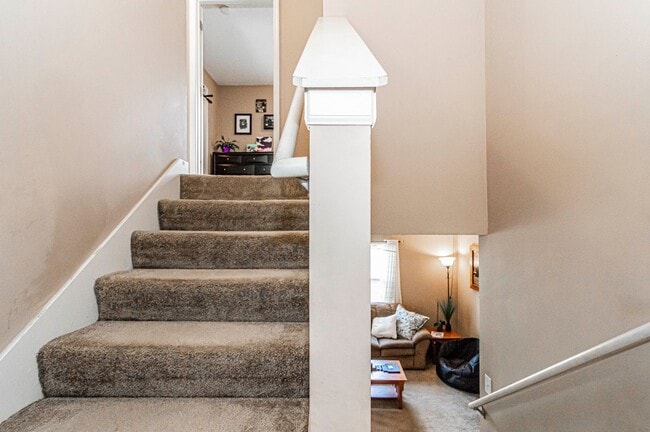 Building Photo - Spacious Home Close to Fort Riley!