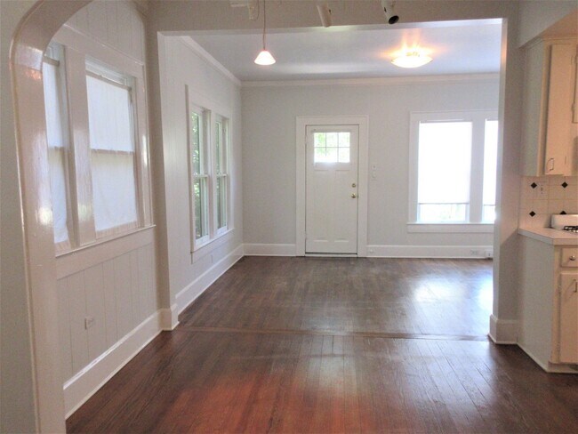 Building Photo - 709 Texas Ave