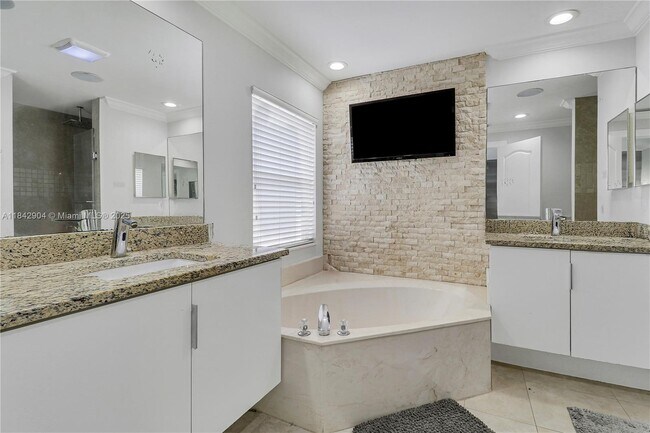 Building Photo - 6047 Seminole Gardens Cir