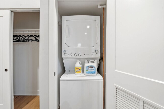 Building Photo - 6044 N Winthrop Ave