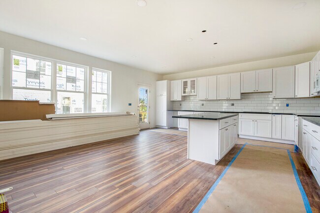 Building Photo - 624 Spring