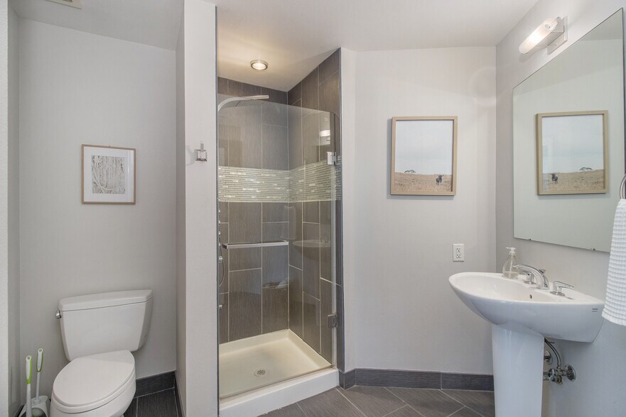 Secondary Bathroom - 1440 Little Raven St